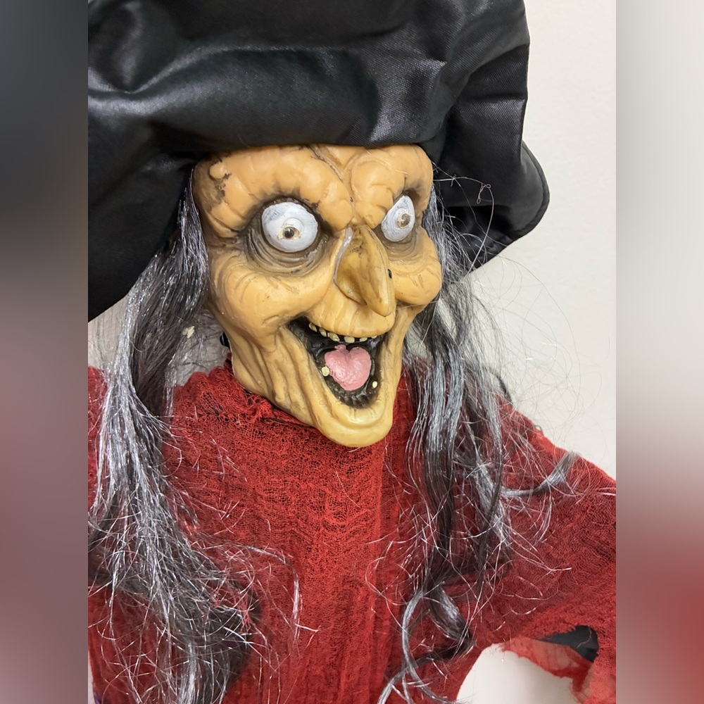 Halloween Scary Hanging Witch Decoration Shrieking Hag Light-Up Eyes NEW Horror!